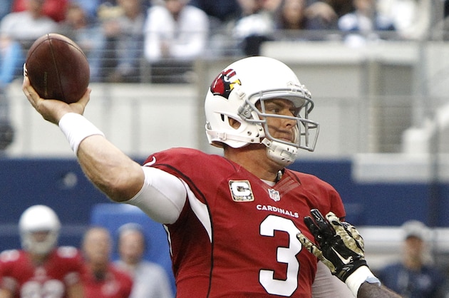 El quarterback Carson Palmer (3) de los Cardinals de Arizona suelta un pase ante el defensive end George Selvie (99) de los Cowboys de Dallas, el domingo 2 de noviembre de 2014. (AP Foto/Brandon Wade)