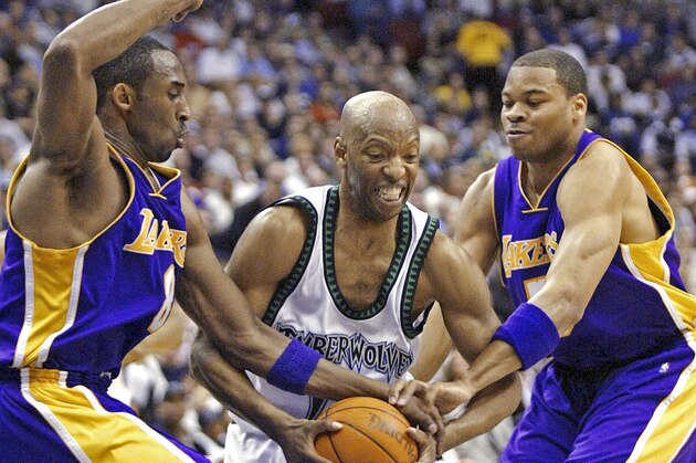 ** CORRECTS TO DEVEAN GEORGE NOT DEREK FISHER ** Minnesota Timberwolves' Sam Cassell drives between Los Angeles Lakers' Kobe Bryant, left, and Devean George in the second quarter of game one of their NBA Western Conference Finals series Friday, May 21, 2004, in Minneapolis. (AP Photo/Andy King)