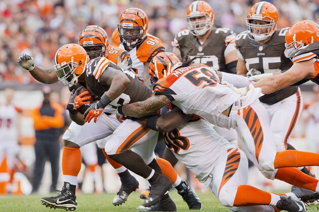 CLEVELAND, OH - SEPTEMBER 29: Running back Willis McGahee #26 of the Cleveland Browns pulls along the Cincinnati Bengals defense for a extra yards during the second half at FirstEnergy Stadium on September 29, 2013 in Cleveland, Ohio. The Browns defeated the Bengals 17-6. (Photo by Jason Miller/Getty Images)
