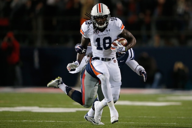 OXFORD, MS - NOVEMBER 01:  Wide receiver Sammie Coates #18 of the Auburn Tigers makes a pass reception against the Mississippi Rebels at Vaught-Hemingway Stadium on November 1, 2014 in Oxford, Mississippi. Auburn defeated Mississippi 35-31.  (Photo by Doug Pensinger/Getty Images)