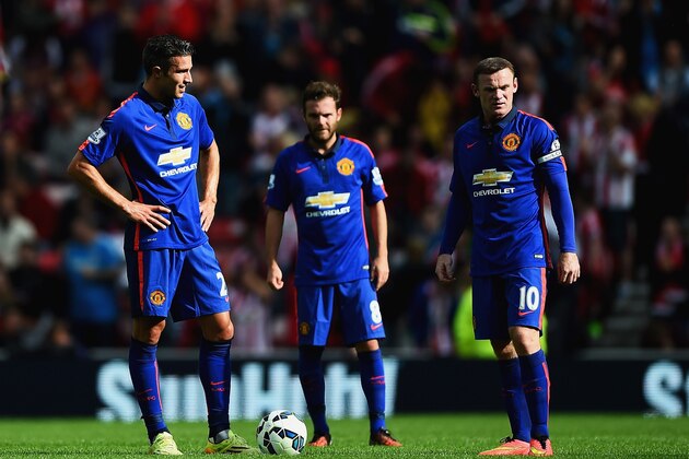 SUNDERLAND, ENGLAND - AUGUST 24:  Robin van Persie (L), Juan Mata and Wayne Rooney of Manchester United look dejected after the goal scored by Jack Rodwell of Sunderland during the Barclays Premier League match between Sunderland and Manchester United at Stadium of Light on August 24, 2014 in Sunderland, England.  (Photo by Laurence Griffiths/Getty Images)