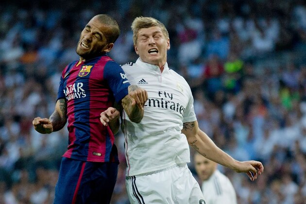 MADRID, SPAIN - OCTOBER 25:  Toni Kroos of Real Madrid CF  and Daniel Alves of Barcelona compete for the ball during the La Liga match between Real Madrid CF and FC Barcelona at Estadio Santiago Bernabeu on October 25, 2014 in Madrid, Spain.  (Photo by Gonzalo Arroyo Moreno/Getty Images)