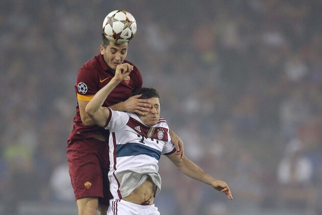 Roma's Konstantinos Manolas, left, challenges Bayern's Robert Lewandowski, right, during the Group E Champions League soccer match between Roma and Bayern Munich at the Olympic stadium, in Rome, Tuesday, Oct. 21, 2014. (AP Photo/Andrew Medichini)