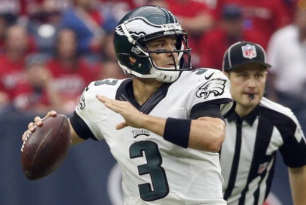 El quarterback Mark Sánchez de los Eagles de Filadelfia lanza un pase ante los Texans de Houston, el domingo 2 de noviembre de 2014. (AP Foto/Tony Gutierrez)