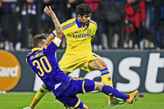 Chelsea's Eden Hazard, right, in action with Maribor's Petar Stojanovic during the Champions League group G soccer match between Chelsea FC and Maribor, in Maribor, Slovenia, Wednesday, Nov. 5, 2014.(AP Photo/Nikola Solic)