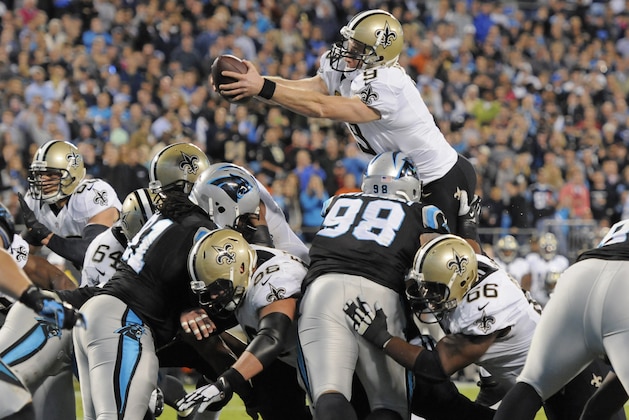 El quarterback Drew Brees (9), de los Saints de Nueva Orleans, se estira para que el balón cruce la zona de anotación en un touchdown frente a los Panthers de Carolina en la segunda mitad del duelo de NFL en Charlotte, Carolina del Norte, el jueves 30 de octubre de 2014. Los Saints ganaron 28-10 como visitantes. (Foto AP/Mike McCarn)