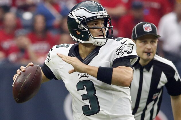El quarterback Mark Sánchez de los Eagles de Filadelfia lanza un pase ante los Texans de Houston, el domingo 2 de noviembre de 2014. (AP Foto/Tony Gutierrez)