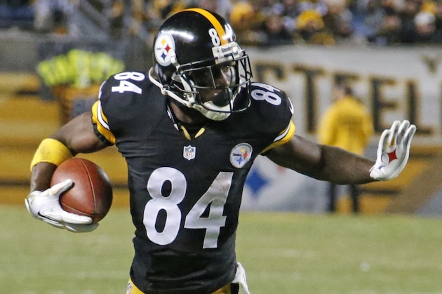 Pittsburgh Steelers wide receiver Antonio Brown (84) runs after catching a pass from quarterback Ben Roethlisberger during the second half of an NFL football game against the Baltimore Ravens Sunday, Nov. 2, 2014, in Pittsburgh. (AP Photo/Gene Puskar)