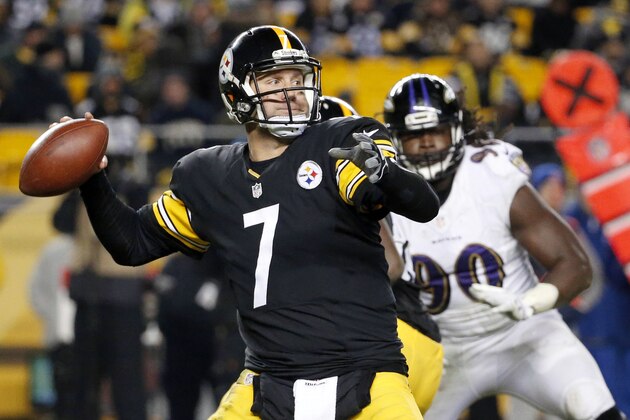 Ben Roethlisberger, de los Steelers de Pittsburgh, lanza un pase frente a Pernell McPhee, de los Ravens de Baltimore, en el encuentro del domingo 2 de noviembre de 2014 (AP Foto/Gene Puskar)