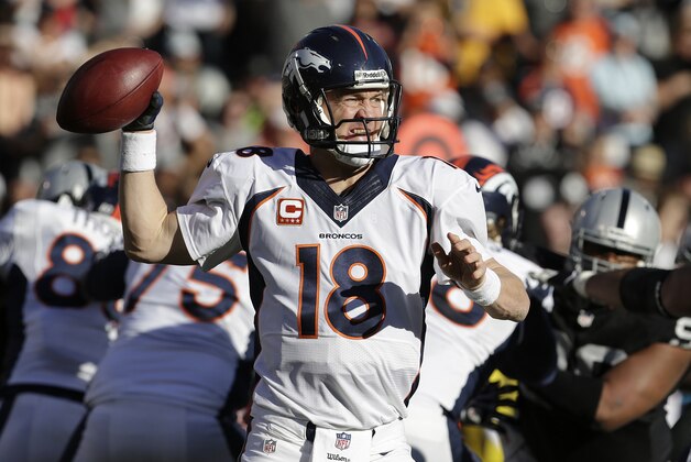 El quarterback de los Broncos de Denver Peyton Manning (18) realiza un pase contra los Raiders de Oakland, en el segundo cuarto del juego del domingo 29 de diciembre de 2013, en Oakland, California. (Foto AP/Tony Avelar)