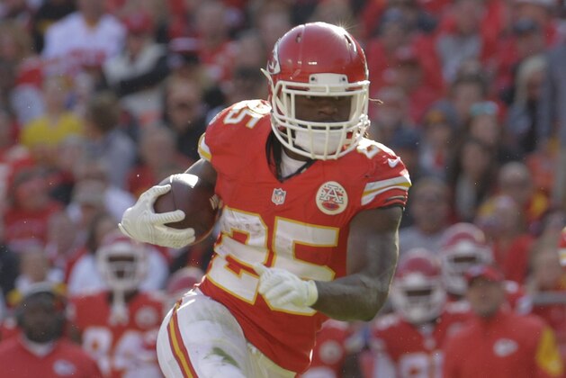 Kansas City Chiefs running back Jamaal Charles (25) carries the ball in the second half of an NFL football game against the New York Jets in Kansas City, Mo., Sunday, Nov. 2, 2014. (AP Photo/Charlie Riedel)