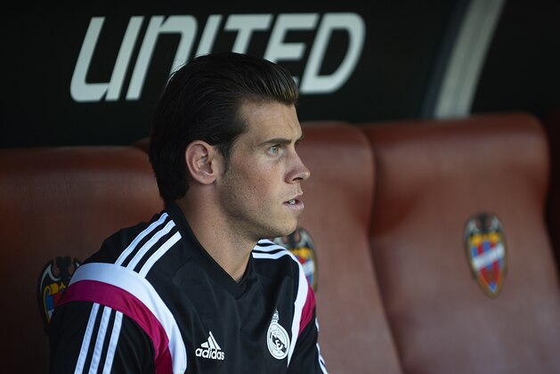 VALENCIA, SPAIN - OCTOBER 18: Gareth Bale of Real Madrid watches from the subsitute bench prior to the La Liga match between Levante UD and Real Madrid at Ciutat de Valencia on October 18, 2014 in Valencia, Spain.  (Photo by Manuel Queimadelos Alonso/Getty Images)