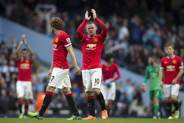 Manchester United's Wayne Rooney, centre, applauds supporters after his team's 1-0 loss at Manchester City in their English Premier League soccer match at the Etihad Stadium, Manchester, England, Sunday Nov. 2, 2014. (AP Photo/Jon Super)