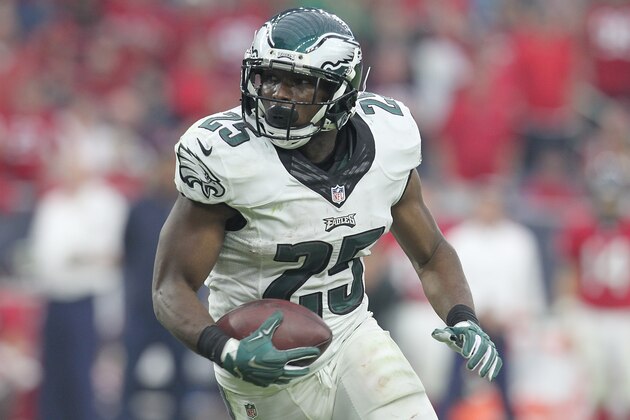 HOUSTON, TX- NOVEMBER 02: LeSean McCoy #25 of the Philadelphia Eagles rushes against the Houston Texans in the second half in a NFL game on November 2, 2014 at NRG Stadium in Houston, Texas. Eagles won 31 to 21. (Photo by Thomas B. Shea/Getty Images)