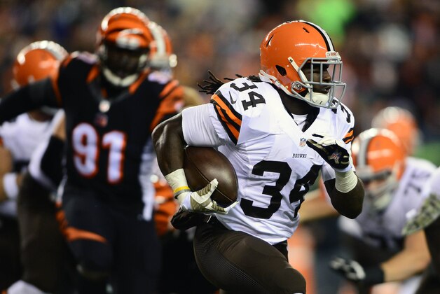 Nov 6, 2014; Cincinnati, OH, USA; Cleveland Browns running back Isaiah Crowell (34) runs the ball during the second quarter against the Cincinnati Bengals at Paul Brown Stadium. Mandatory Credit: Andrew Weber-USA TODAY Sports