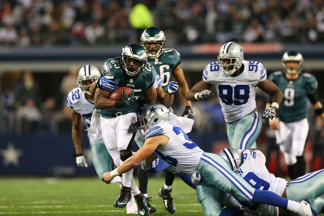ARLINGTON, TX - DECEMBER 29:  LeSean McCoy #25 of the Philadelphia Eagles carries the ball against the Dallas Cowboys in the second half of hteir game at Cowboys Stadium on December 29, 2013 in Arlington, Texas.  (Photo by Ronald Martinez/Getty Images)