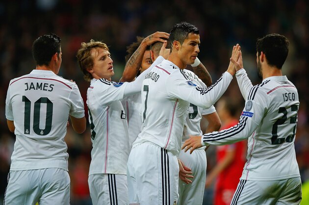 MADRID, SPAIN - NOVEMBER 04:  Cristiano Ronaldo of Real Madrid CF high fives Isco of Real Madrid CF as Karim Benzema of Real Madrid CF celebrates scoring the first goal with team mates during the UEFA Champions League Group B match between Real Madrid CF and Liverpool FC at Estadio Santiago Bernabeu on November 4, 2014 in Madrid, Spain.  (Photo by Gonzalo Arroyo Moreno/Getty Images)