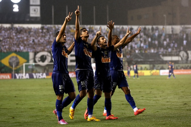 SANTOS, BRAZIL - NOVEMBER 05:  The team of Cruzeiro celebrates scoring the second goal during the match between Santos and Cruzeiro for Copa do Brasil 2014 at Vila Belmiro Stadium on November 5, 2014 in Santos, Brazil.  (Photo by Friedemann Vogel/Getty Images)
