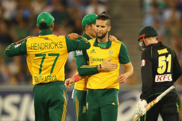 MELBOURNE, AUSTRALIA - NOVEMBER 07:  Wayne Parnell of South Africa celerates after he took the wicket of Ben Dunk of Australia during game two of the International Twenty20 Series between Australia and South Africa at Melbourne Cricket Ground on November 7, 2014 in Melbourne, Australia.  (Photo by Robert Cianflone/Getty Images)
