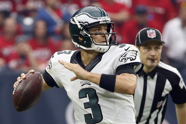 El quarterback Mark Sánchez de los Eagles de Filadelfia lanza un pase ante los Texans de Houston, el domingo 2 de noviembre de 2014. (AP Foto/Tony Gutierrez)