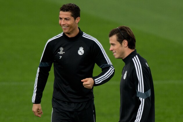 MADRID, SPAIN - NOVEMBER 03: Cristiano Ronaldo (L) of Real Madrid CF laughs close to his teammate Gareth Bale during the training session ahead of the UEFA Champions League Group B match between Real Madrid CF and Liverpool FC at Valdebebas training ground on November 3, 2014 in Madrid, Spain.  (Photo by Gonzalo Arroyo Moreno/Getty Images)