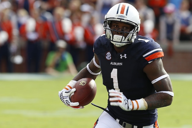 AUBURN, AL - AUGUST 30:  Wide receiver D'haquille Williams #1 of the Auburn Tigers runs with the ball after a catch during the game against the Arkansas Razorbacks at Jordan Hare Stadium on August 30, 2014 in Auburn, Alabama.  (Photo by Mike Zarrilli/Getty Images)