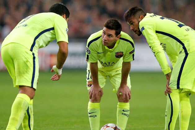 AMSTERDAM, NETHERLANDS - NOVEMBER 05:  (L-R) Luis Suarez, Lionel Messi and Neymar of Barcelona discuss a free kick during the UEFA Champions League Group F match between AFC Ajax and FC Barcelona at The Amsterdam Arena on November 5, 2014 in Amsterdam, Netherlands.  (Photo by Dean Mouhtaropoulos/Getty Images)