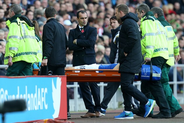Everton manager Roberto Martinez, center,looks on at Gareth Barry as he is carried off the pitch during their English Premier League soccer match against Sunderland at the Stadium of Light, Sunderland, England, Sunday, Nov. 9, 2014. (AP Photo/Scott Heppell)
