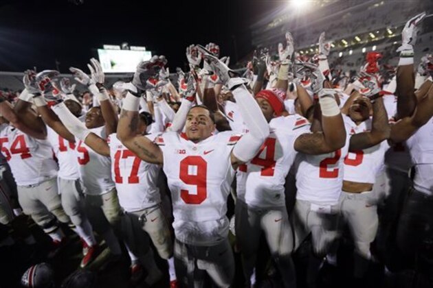 Ohio State wide receiver Devin Smith (9) and teammates sing