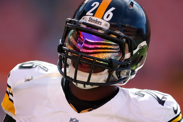 CLEVELAND, OH - OCTOBER 12:  Le'Veon Bell #26 of the Pittsburgh Steelers looks on during the warmups prior to the game against the Cleveland Browns at FirstEnergy Stadium on October 12, 2014 in Cleveland, Ohio.  (Photo by Gregory Shamus/Getty Images)