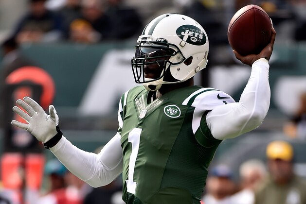 EAST RUTHERFORD, NJ - NOVEMBER 09:  Quarterback Michael Vick #1 of the New York Jets passes against the Pittsburgh Steelers in the first quarter during a game at MetLife Stadium on November 9, 2014 in East Rutherford, New Jersey.  (Photo by Al Bello/Getty Images)