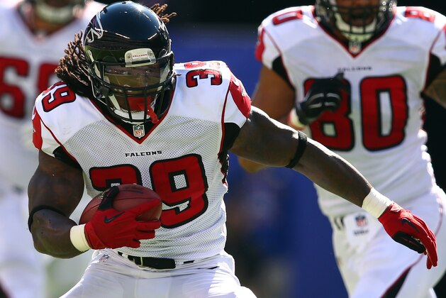 EAST RUTHERFORD, NJ - OCTOBER 05:  Running back Steven Jackson #39 of the Atlanta Falcons runs the ball against the New York Giants during their game at MetLife Stadium on October 5, 2014 in East Rutherford, New Jersey.  (Photo by Elsa/Getty Images)