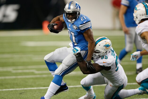 DETROIT, MI - NOVEMBER 09: Reggie Bush #21 of the Detroit Lions tries to avoid the tackle by Dion Jordan #95 of the Miami Dolphins in the third quarter at Ford Field on November 09, 2014 in Detroit, Michigan. (Photo by Joe Robbins/Getty Images)
