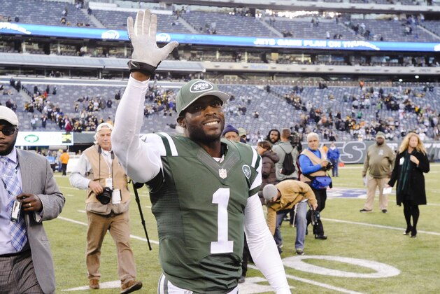 New York Jets quarterback Michael Vick (1) smiles as he leave the field after an NFL football game against the Pittsburgh Steelers Sunday, Nov. 9, 2014, in East Rutherford, N.J. The Jets won the game 20-13. (AP Photo/Bill Kostroun)