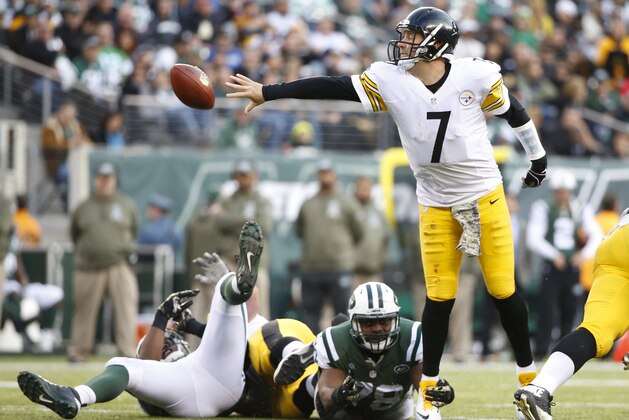 Pittsburgh Steelers quarterback Ben Roethlisberger (7) shovel passes the ball to avoid a sack by New York Jets' Leger Douzable (78) during the second half of an NFL football game Sunday, Nov. 9, 2014, in East Rutherford, N.J. (AP Photo/Kathy Willens)