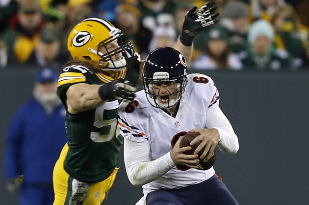 Green Bay Packers outside linebacker Clay Matthews (52) sacks Chicago Bears quarterback Jay Cutler (6) during the second half of an NFL football game Sunday, Nov. 9, 2014, in Green Bay, Wis. (AP Photo/Mike Roemer)