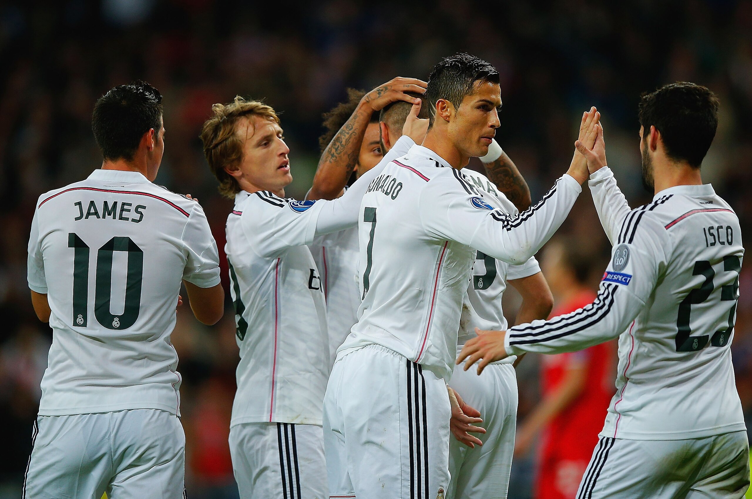 MADRID, SPAIN - NOVEMBER 04:  Cristiano Ronaldo of Real Madrid CF high fives Isco of Real Madrid CF as Karim Benzema of Real Madrid CF celebrates scoring the first goal with team mates during the UEFA Champions League Group B match between Real Madrid CF and Liverpool FC at Estadio Santiago Bernabeu on November 4, 2014 in Madrid, Spain.  (Photo by Gonzalo Arroyo Moreno/Getty Images)