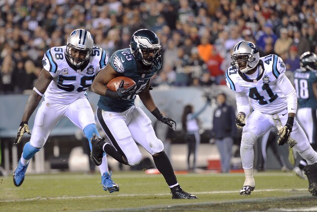 Philadelphia Eagles' LeSean McCoy scores a touchdown during the second half of an NFL football game against the Carolina Panthers, Monday, Nov. 10, 2014, in Philadelphia. (AP Photo/Michael Perez)