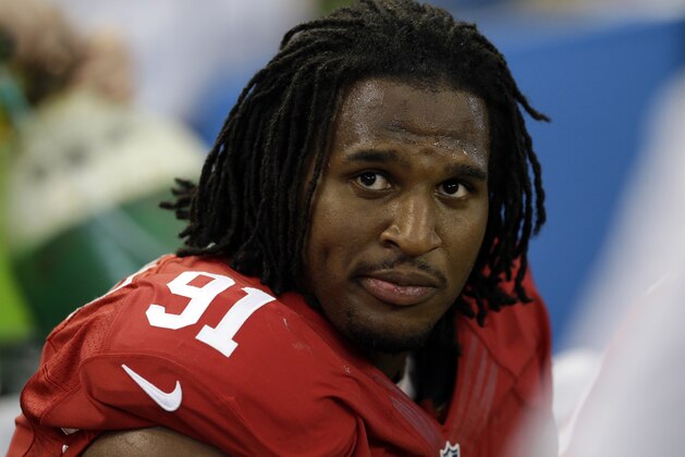 En esta foto del 7 de septiembre de 2014, Ray McDonald, de los 49ers de San Francisco, observa desde el banquillo durante un partido contra los Cowboys de Dallas en Arlington, Texas (AP Foto/LM Otero, archivo)