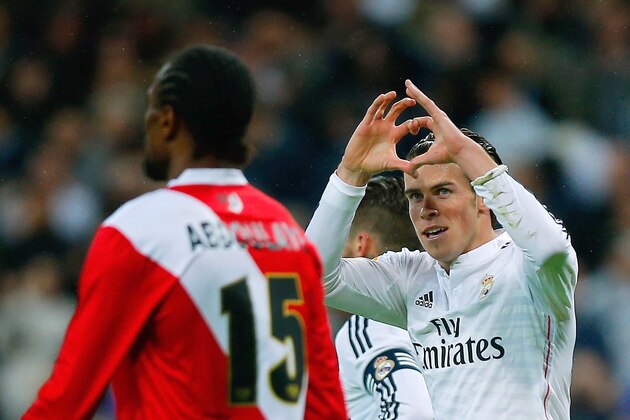 MADRID, SPAIN - NOVEMBER 08: Gareth Bale of Real Madrid CF celebrates scoring their opening goal during the La Liga match between Real Madrid CF and Rayo Vallecano de Madrid at Estadio Santiago Bernabeu on November 8, 2014 in Madrid, Spain.  (Photo by Gonzalo Arroyo Moreno/Getty Images)