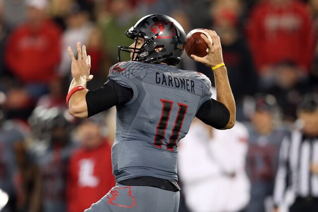 LOUISVILLE, KY - OCTOBER 30:  Will Gardner #11 of the Louisville Cardinals throws the ball in the fourth quarter against the Florida State Seminoles during their game at Papa John's Cardinal Stadium on October 30, 2014 in Louisville, Kentucky.  (Photo by Andy Lyons/Getty Images)