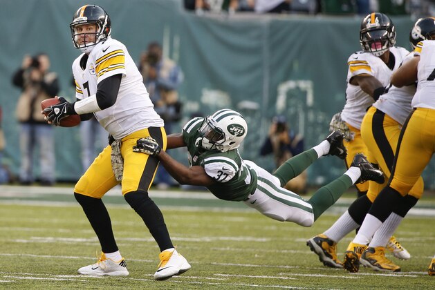 Pittsburgh Steelers quarterback Ben Roethlisberger (7) looks to pass as New York Jets' Jaiquawn Jarrett (37) hangs off of him during the second half of an NFL football game Sunday, Nov. 9, 2014, in East Rutherford, N.J. The Jets won the game 20-13. (AP Photo/Kathy Willens)