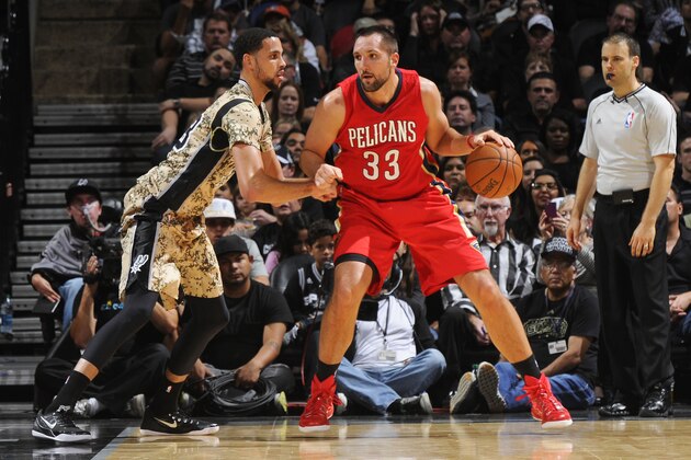SAN ANTONIO, TX - NOVEMBER 8: Ryan Anderson #33 of the New Orleans Pelicans handles the ball against the San Antonio Spurs at the AT&T Center on November 8, 2014 in San Antonio, Texas. NOTE TO USER: User expressly acknowledges and agrees that, by downloading and or using this photograph, user is consenting to the terms and conditions of the Getty Images License Agreement. Mandatory Copyright Notice: Copyright 2014 NBAE (Photos by D. Clarke Evans/NBAE via Getty Images)