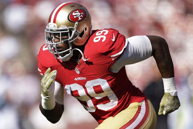 El jugador de los 49ers de San Francisco, Aldon Smith, en un partido contra Carolina el 10 de noviembrfe de 2013. Smith fue arrestado en el aeropuerto de Los Angeles el 13 de abril de 2014 por supuestamente realizar una falsa alarma de bomba. (AP Photo/Marcio Jose Sanchez, File)