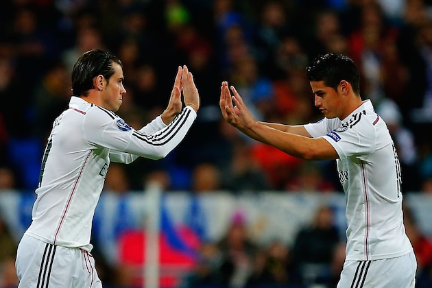MADRID, SPAIN - NOVEMBER 04: Gareth Bale (L) of Real Madrid CF replaces team mate James Rodriguez (R) during the UEFA Champions League Group B match between Real Madrid CF and Liverpool FC at Estadio Santiago Bernabeu on November 4, 2014 in Madrid, Spain.  (Photo by Gonzalo Arroyo Moreno/Getty Images)