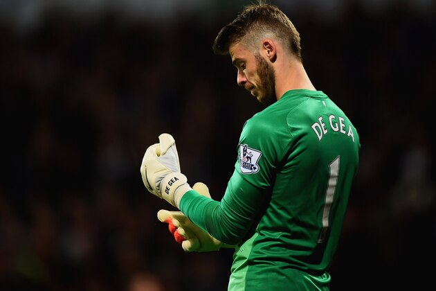 WEST BROMWICH, ENGLAND - OCTOBER 20:  David De Gea of Manchester United looks despondent as Saido Berahino of West Bromwich Albion (not pictured) scores his team's second goal during the Barclays Premier League match between West Bromwich Albion and Manchester United at The Hawthorns on October 20, 2014 in West Bromwich, England.  (Photo by Laurence Griffiths/Getty Images)