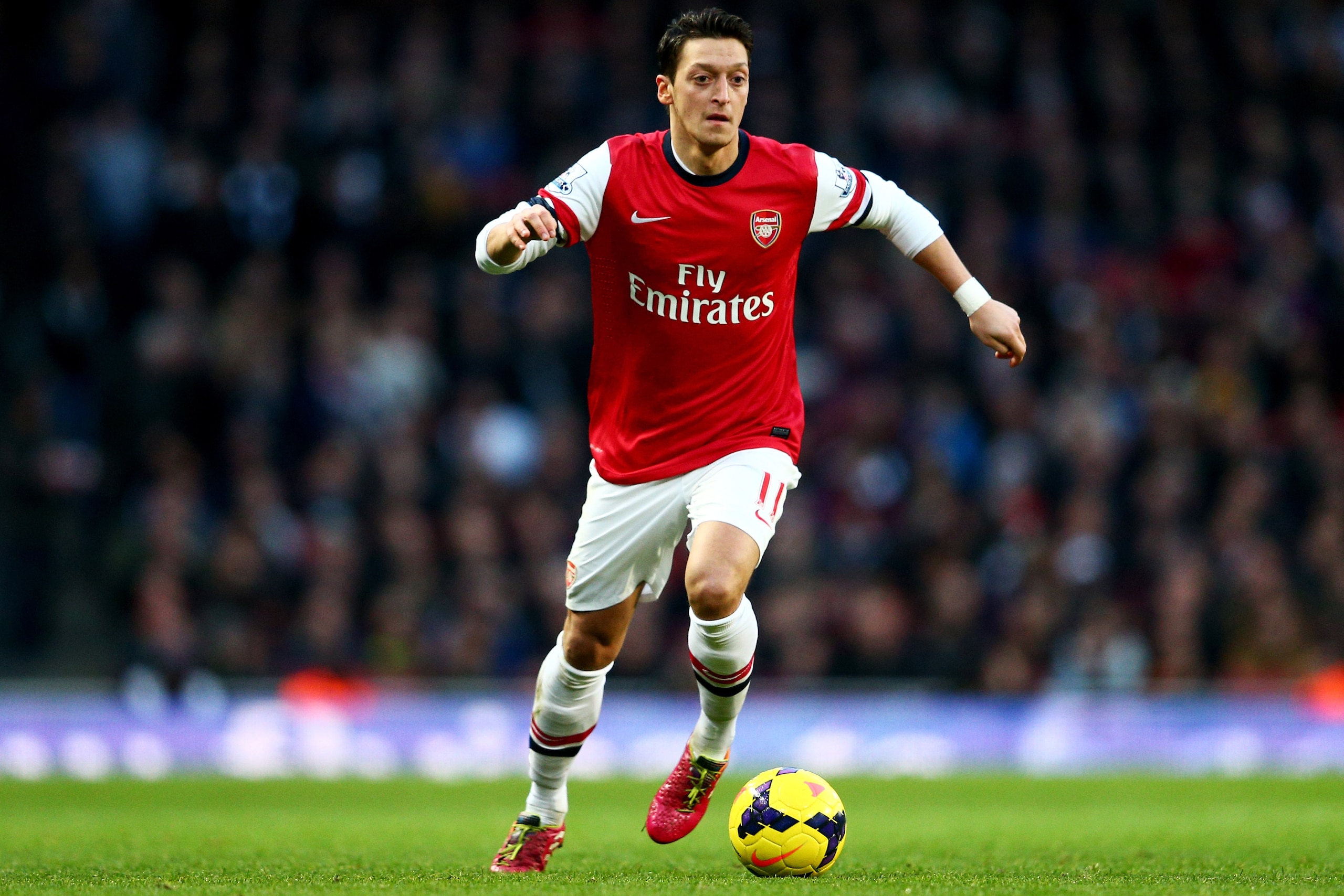 LONDON, ENGLAND - JANUARY 18:  Mesut Oezil of Arsenal in action during the Barclays Premier League match between Arsenal and Fulham at Emirates Stadium on January 18, 2014 in London, England.  (Photo by Clive Mason/Getty Images)