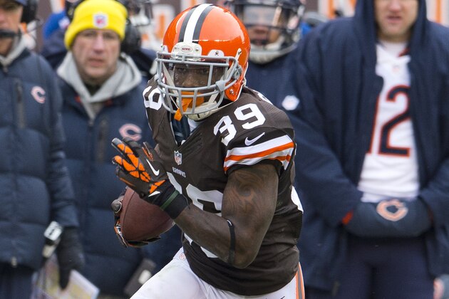 CLEVELAND, OH - DECEMBER 15: Free safety Tashaun Gipson #39 of the Cleveland Browns runs back an interception for a touchdown during the first half against the Chicago Bears at FirstEnergy Stadium on December 15, 2013 in Cleveland, Ohio. (Photo by Jason Miller/Getty Images)