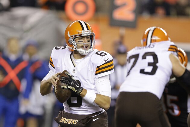 Cleveland Browns quarterback Brian Hoyer looks to pass against the Cincinnati Bengals during the second half of an NFL football game Thursday, Nov. 6, 2014, in Cincinnati. (AP Photo/Michael Conroy)