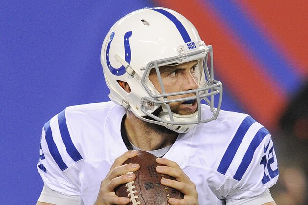 Andrew Luck, de los Colts de Indianápolis, se prepara para lanzar un pase en el partido del lunes 3 de noviembre de 2014, frente a los Giants de Nueva York (AP Foto/Bill Kostroun)